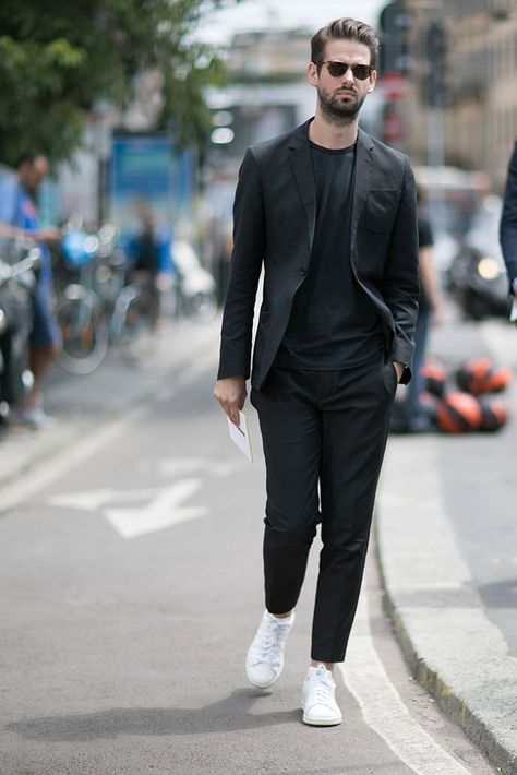 See all the best street style looks from outside Milan Men's Fashion Week Spring 2017. Milan Men's Fashion Week, Mens Fashion Business, Mens Fashion Edgy, Mens Fashion Smart, Mens Fashion Week, Black Suit, Men Style Tips, Men Street, Mens Fashion Suits