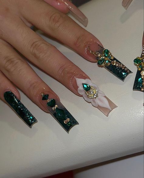 Medium Emerald Green Nails, Nails Dark Green Design, Green Quince Nails, Emerald Nails Acrylic, Green And Gold Acrylic Nails, Hispanic Nails, Nails Quince, Xv Nails, Quinceañera Nails