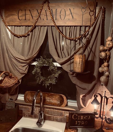 Country Kitchen Diy, Small Cabin Kitchens, Old Country Kitchens, Diy Furniture Repair, Primitive Curtains, Country Style Curtains, Antique Kitchen Decor, Primitive Dining Rooms, Primitive Living Room