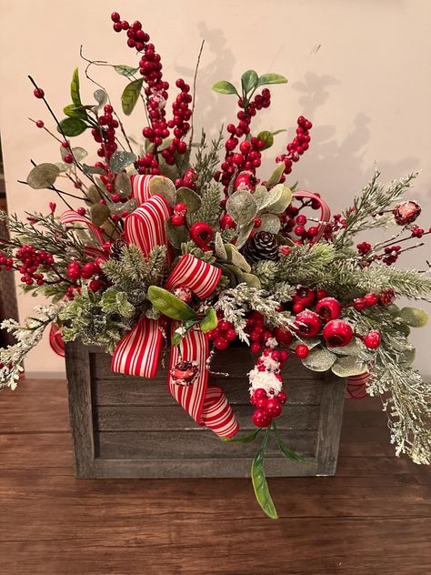 Xmas Centrepiece, Cardinal Wreaths, Floral Farmhouse, Faux Christmas, Christmas Centers, Rustic Holiday Decor, Christmas Flower Arrangements, Christmas Floral Arrangements, Country Christmas Decorations