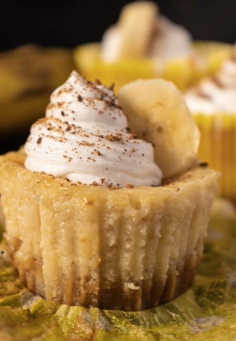 Mini Banana Cheesecakes - Recipe Magik Desserts Banana, Lemon Cream Cheese Bars, Banana Cheesecake, Mini Bananas, Peach Cobbler Recipe, Baked Banana, Apple Pie Recipes, Mini Cheesecakes, Peanut Butter Recipes