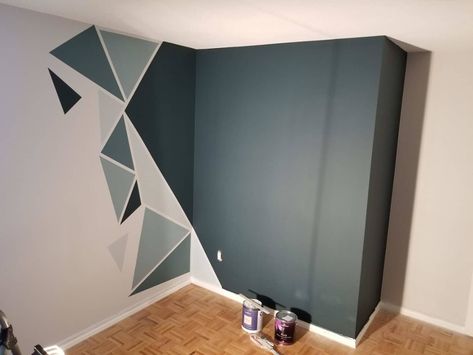 Geometric Wall Paint Hallway, Angled Painted Walls, House Walls Ideas, Geometric Wall Paint Design, Modern Geometric Wall Paint, Two Tone Walls Bedroom, Wall Geometric Painting Ideas, Boy Bedroom Wall Ideas, Split Painted Walls