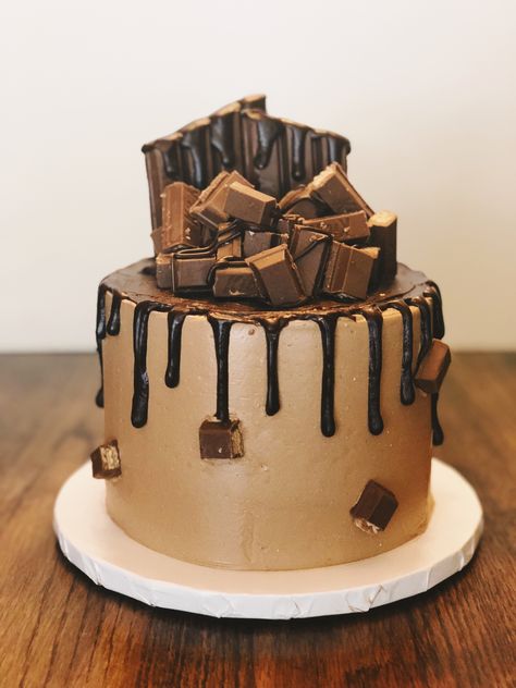 Kit Kat Chocolate lovers cake Birthday Cake Kit Kat, Kit Kat Cake Ideas, Chocolate Kit Kat Cake, Kit Kat Chocolate, Chocolate Lovers Cake, Kitkat Chocolate, Kitkat Cake, Kit Kat Cake, Kit Kat Bars