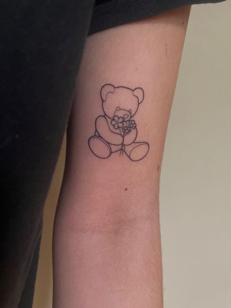 Teddy Bear Holding A Rose Tattoo, Bear Holding Heart Tattoo, Flower Bear Tattoo, Bear Holding Flowers Tattoo, Bear Sunflower Tattoo, Teddy Bear Holding Flowers Tattoo, Minimalist Teddy Bear Tattoo, Bear With Flowers Tattoo, Tattoo Ideas Teddy Bears