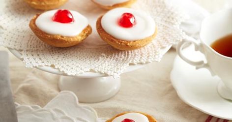 Enjoy these scrumptious and sweet cherry bakewell tarts- perfect for morning or afternoon tea. Cherry Bakewell Recipe, Bakewell Tart Recipe, Cherry Bakewell Tart, Bakewell Tarts, Egg Butter, Mary Berry Recipe, Cherry Bakewell, British Desserts, Tarts Recipe