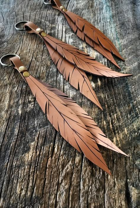 Joululahjat Diy, Art Du Cuir, Feather Keychain, Diy En Cuir, Diy Bangle Bracelets, Leather Working Patterns, Diy Leather Projects, Leather Jewelry Diy, Keychain Leather