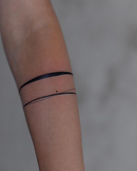 Tatuagem bracelete: 60 ideias lindas para se inspirar Wrist Line Tattoo Bracelet, Tattoo Armband Women, Black Stripe Tattoo Arm, Minimalist Armband Tattoo For Women, Arm Ring Tattoo Woman, Around Arm Tattoo Women, Braslet Tattoo, Band Tattoos Women, Arm Band Tattoo Meaning