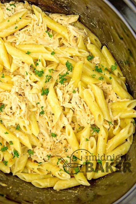 Slow cooker olive garden chicken & pasta Olive Garden Chicken Pasta, Copycat Olive Garden Chicken, Honey Garlic Ribs, Creme Cake, Lemon Creme, Olive Garden Chicken, Copycat Olive Garden, Chicken And Pasta, Baked Desserts