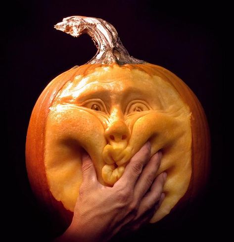 Pumpkin Carving taken to another level! Holy cow that's impressive! Ray Villafane, Awesome Pumpkin Carvings, Pumpkin Cravings, Pumkin Carving, Labu Halloween, Amazing Pumpkin Carving, Carved Pumpkin, Art Mignon, Adornos Halloween