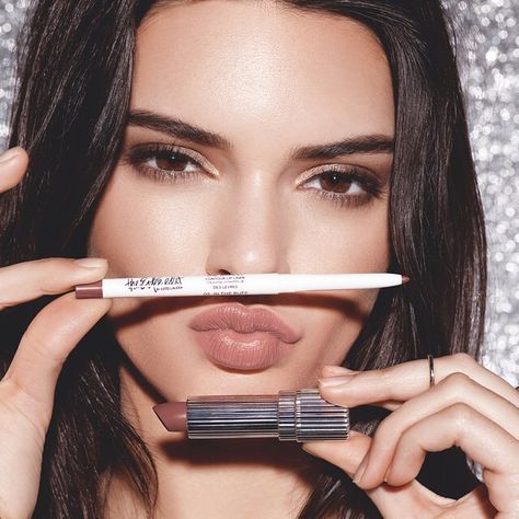 Nude 'tude. @kendalljenner's fave Barest Lipstick and Lip Contour Lip Liner in In The Buff. @sephora @sephoracanada @esteelauder #beautyattitudes #KendallJenner Kendall Jenner Lipstick, Kendall Jenner Estee Lauder, Lip Liner Application, Lineisy Montero, Bare Lip, Smoky Eyes, Estee Lauder Makeup, Beauty Make-up, Lip Contouring