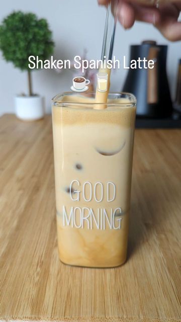 Spanish Latte, Shaken Espresso, Iced Drinks Recipes, Shot Of Espresso, Cold Coffee Recipes, Recipes Drinks, Smoothie Recipes Healthy Breakfast, Breakfast Smoothie Recipes, Ice Milk