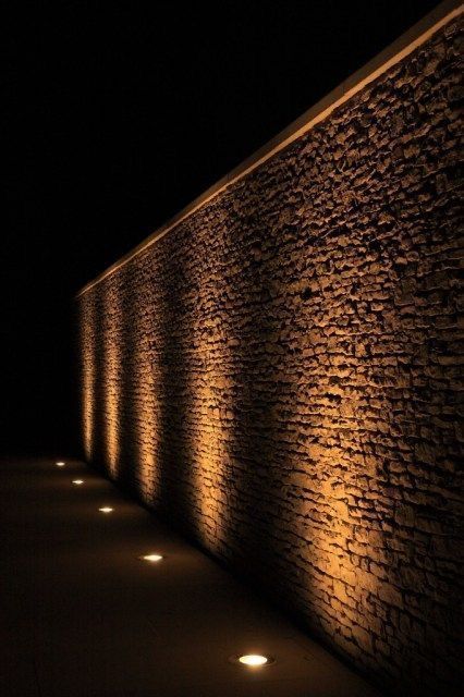 Outdoor Wall Down Lights, Out Door Lighting, Uplights Outdoor, Gate Lights Entrance, House Exterior Lighting Ideas, Wallwasher Lighting, Stone Wall Lighting, Outdoor Wall Lighting Ideas, Exterior House Lighting