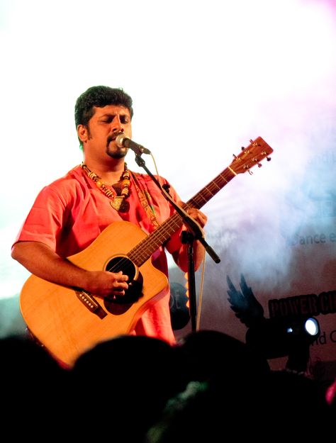 Raghu Dixit is an Indian singer-songwriter, producer, and film score composer from Bangalore, India. Raghu Dixit, Film Score, Cute Couples Photography, My Other Half, Bangalore India, Couples Photography, Bangalore, Singer Songwriter, Couple Photography