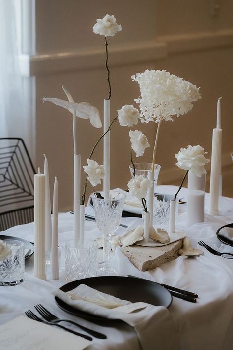 35 Chic Minimalist Wedding Table Decor Ideas - Weddingomania Simplistic Wedding Table Decor, Minimalist Wedding Flowers, Minimalist Wedding Table Decor, Neutral Candles, Wedding Table Decor Ideas, Minimalist Centerpiece, Minimalist Wedding Table, Scandinavian Wedding, Floristry Design