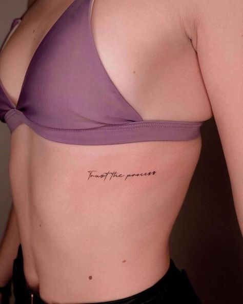 Tattoo Minimalista Feminina, Trendy Tattoos For Women, Tattoo Words Ideas, Fine Line Lettering, Fine Line Tattoo Words, Unforgettable Tattoo, Tattoo New York, Couple Wrist Tattoos, Tattoo Mujer