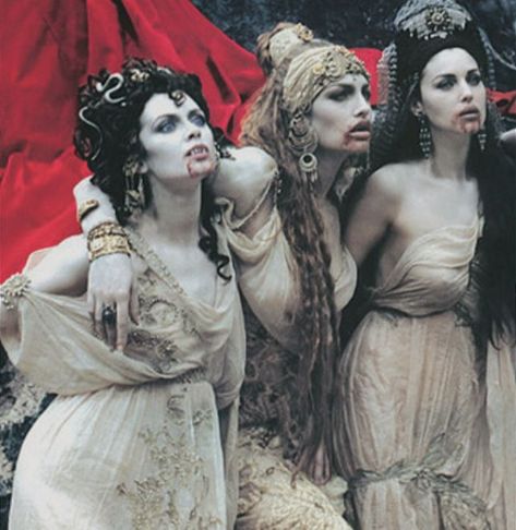 Dracula vampire brides Michaela Bercu, Dracula 1992, Dracula's Brides, Eiko Ishioka, Vampire Bride, Horror Vintage, Female Vampire, Bram Stoker's Dracula, Vampire Girls