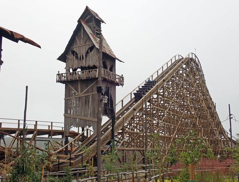 Wilkołak (Polish for Werewolf) is a wooden roller coaster located at Majaland Kownaty. Minecraft Roller Coaster Ideas, Roller Coaster Ideas, Minecraft Roller Coaster, Wooden Roller Coaster, Coaster Ideas, Amazing Minecraft, Ideas Halloween, Roller Coaster, Minecraft