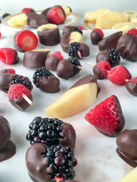 Fruit In Chocolate, Chocolate Dipped Fruit Ideas, Dipped Fruit Ideas, Fruit With Chocolate, Dipped Fruit, Fresh Fruit Desserts, Healthy Fruit Desserts, Fruit Chocolate, Fruit Recipe