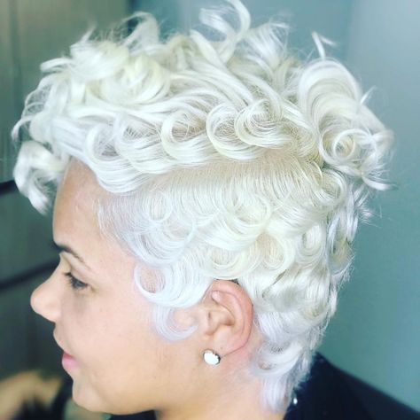 Pixie Natural Hair, Short Hairstyles For Black Women, Balayage Lob, Curly Lob, New Short Hairstyles, Brazilian Hair Wigs, Curly Pixie Cuts, Short Curls, Platinum Hair