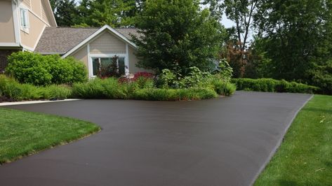 Tar And Chip Driveway, Driveway Diy, Blacktop Driveway, Driveway Edging, Modern Driveway, Diy Driveway, Driveway Repair, Earth Tone Decor, Asphalt Driveway