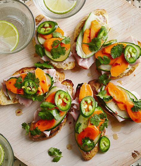 Banh Mi Bruschetta Bruschetta Appetizers, Healthy Football Snacks, Easy Bruschetta Recipe, Healthy Snacks List, Light Appetizers, Football Snacks, Bruschetta Recipe, Photo Food, Banh Mi