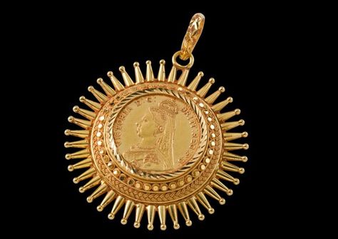 Traditional bengali gold jewelry Gold Coin Jewelry, Pendant Designs, Grandmother Jewelry, Gold Pendent, Pure Gold Jewellery, Buy Gold Jewelry, Gold Jewellry, Bridal Jewelry Vintage, Antique Jewellery Designs