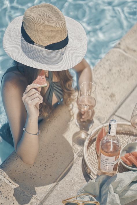 Luxury Pool Photoshoot, Pool Party Photoshoot Ideas, Pool Lifestyle Photography, Pool Side Photoshoot, Pool Party Photography, Wine Photoshoot Ideas, Pool Party Photoshoot, Pool Fashion Editorial, Drinking Wine Photography