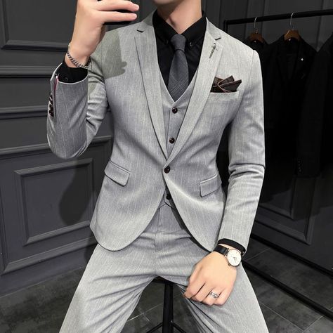 Suits Men Graduation, Grey Prom Suit, Formal Dresses For Men Wedding, 3 Piece Suit Men, Groomsmen Tuxedos, Mens Fashion Suits Casual, Grey Suit Men, Formal Dresses For Men, Prom Suits For Men