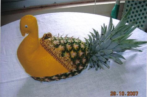 Festive Turkey Centerpiece For Halloween and Thanksgiving-Felt And A Pineapple Tropical Thanksgiving Decorations, Turkey Made Out Of Fruit, Pineapple Turkey Centerpiece, Diy Turkey Centerpieces Thanksgiving, Thanksgiving Table Design, Carved Pineapple For Halloween, Pineapple Centerpiece, How To Make Turkey, Fruit Arrangements