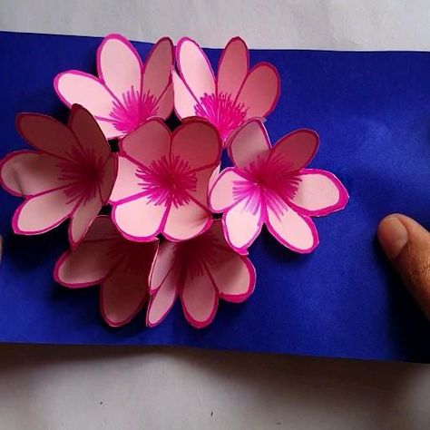 This greeting card is made up of 7 flower patterns which leads to a perfect pop up card! Mothers Day Flower Pop Up Card, Best Wishes Cards Diy, Pop Out Flower Card Diy, Diy 3d Flower Card, 3d Flower Greeting Card, Paper Flower Pop Up Card, 3d Flower Diy Paper, Mother Day Pop Up Cards Diy, Diy Card Mothers Day