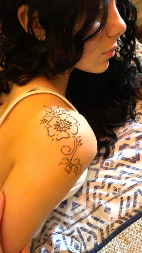 Pretty Tattoos Shoulder, Henna Designs Shoulder Simple, Henna Design Shoulder, Shoulder Henna Tattoos For Women, Henna Body Tattoo, Henna Designs Collar Bone, Henna Collar Bone, Henna Shoulder Designs, Henna On Collar Bone