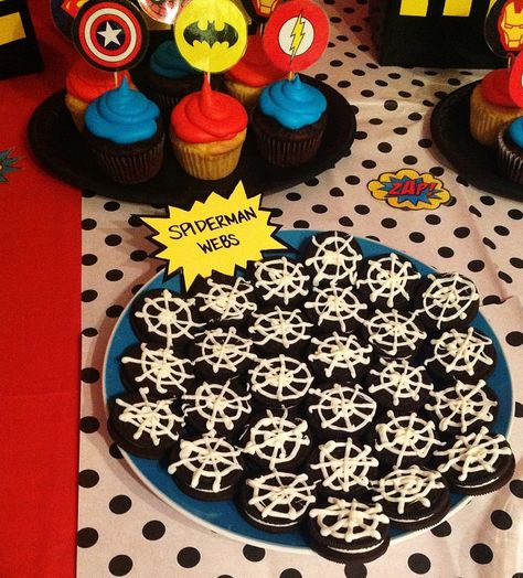 galletitas spiderman Superhero Party Food, Marvel Birthday Party, Marvel Party, Avenger Birthday Party, Spiderman Birthday Party, Avengers Party, Spiderman Party, Avengers Birthday, Batman Birthday