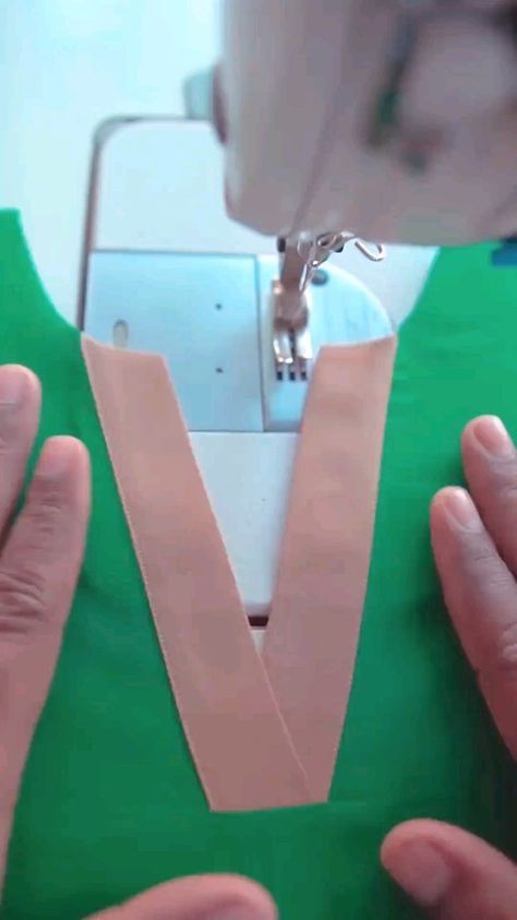 V Neck Sewing, Tips Sewing, Clothing Tips, Sewing Tutorials, Good Luck, Sewing Projects, Couture, V Neck, Sewing