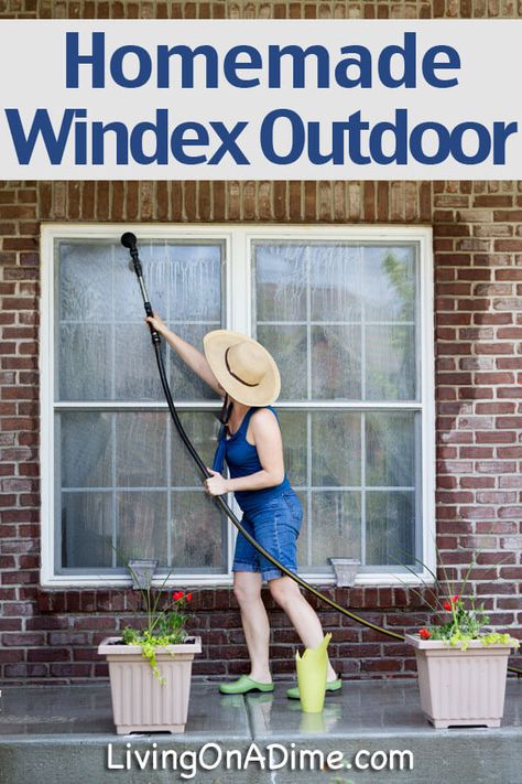 Why spend a fortune on a specialty cleaner for your outdoor windows? Here's an easy homemade outdoor window washer recipe you can make for a lot less! Outdoor Window Cleaner, Window Washing Solution, Clean Outdoor Windows, Window Cleaner Recipes, Living On A Dime, Window Cleaning Tips, Window Cleaner Homemade, Window Cleaning Solutions, Clean Windows