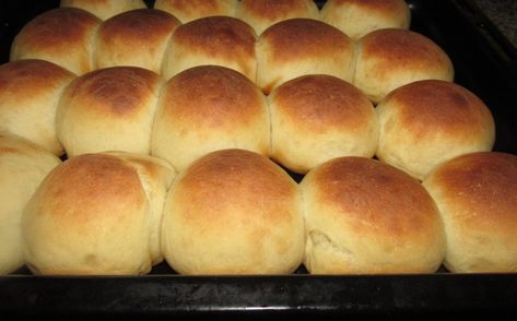 HOW TO MAKE NIGERIAN BREAD ROLLS THAT GO FLUFFY, SOFT, AND LIGHT Nigerian Bread Recipe, Nigerian Bread, Island Recipes, Bread Rolls Recipe, Soft Bread, Nigerian Recipes, Homemade Dinner Rolls, Dinner Rolls Recipe, Bread Roll