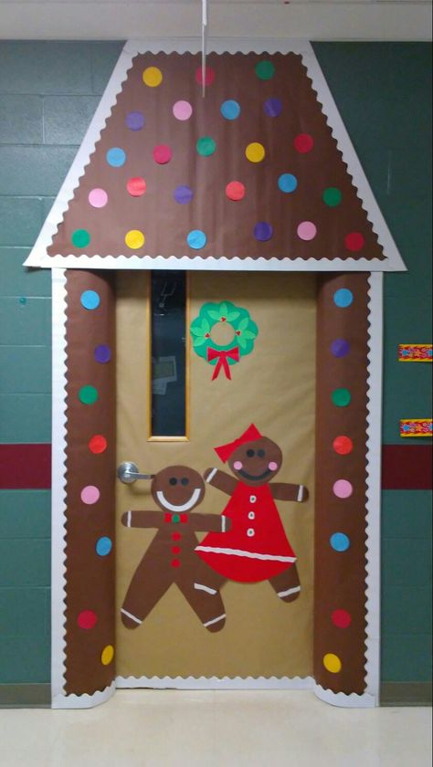 GINGERBREAD HOUSE... Holiday Classroom Doors, Pinterest Christmas Crafts, Diy Christmas Door Decorations, Door Decorations Classroom Christmas, Holiday Door Decorations, Diy Christmas Door, Christmas Door Decorating Contest, Christmas Classroom Door, Gingerbread Diy