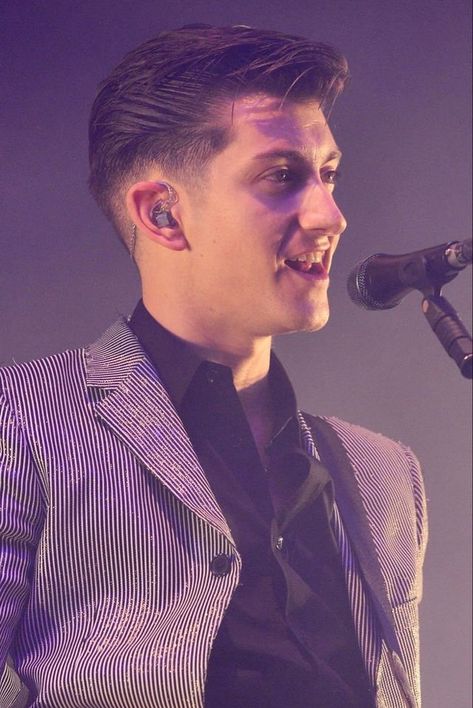 #alex #turner #thearcticmonkeys Arctic Monkeys Hairstyle, Alex Turner Short Hair, Alex Turner Hairstyle, Alex Turner 2013, Alex Turner 2014, Elvis Hairstyle, Alex Turner Hair, Alex Arctic Monkeys, Alex Smith