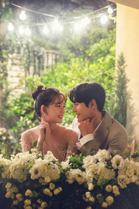 Yn As Kpop Idol, Korean Wedding Photos, Wedding Photography Indoor, Prenup Photos Ideas, Pose Prewedding, Korea Wedding, Korean Wedding Photography, Wedding Photo Studio, Foto Wedding