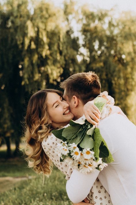 Couple Poses With Rose, Photo Poses For Couples With Flowers, Couples Flowers Photography, Couple Flowers Photography, Couple Photos With Flowers, Engagement Pictures With Bouquet, Engagement Photos With Flowers Bouquets, Flower Engagement Photos, Engagement Photos Props