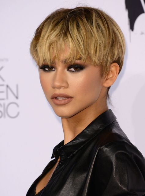 Zendaya Blonde, Mommy Hair, Pictures Of Short Haircuts, Zendaya Hair, Elegance Hair, Short Celebrities, Celebrity Short Hair, Course Hair, Rock Hairstyles