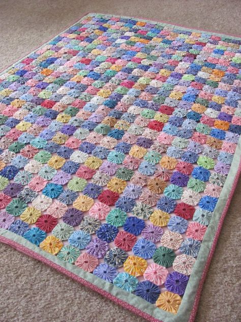 my yo-yo quilt | Flickr - Photo Sharing! Quilting Binding, Yo Yo Quilt, Diy Knit, Quilting Blocks, Bantal Sofa, Yo-yos, Knit Blanket, Patchwork Fabric, Rag Quilt