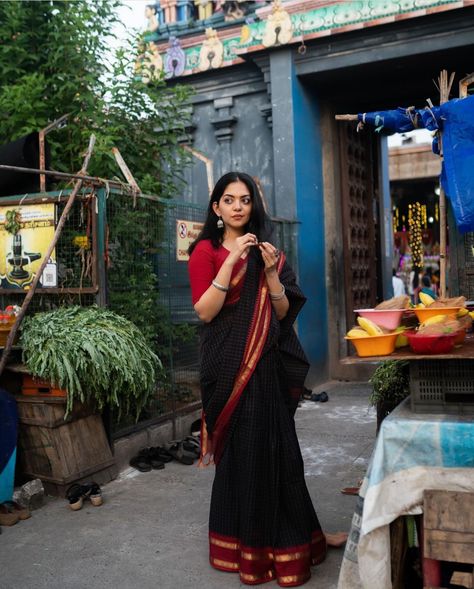 Temple Saree Look, Saree Poses In Temple, Saree Street Photography, Cotton Saree Aesthetic, Saree On Brown Skin, Traditional Cotton Saree, Attitude Poses For Women, Saree Hairstyles Simple Open Hair, Saree Poses Photoshoot Ideas At Home