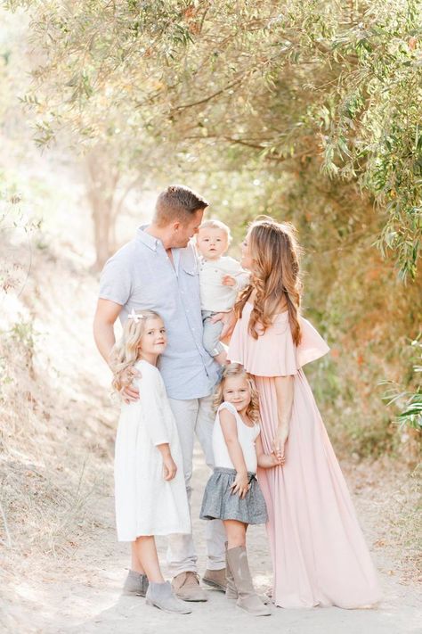 The colors. The lighting. Spring Family Pictures, Family Photography Outfits, Family Portrait Outfits, Summer Family Pictures, Family Photo Colors, Summer Family Photos, Fall Family Photo Outfits, Family Photoshoot Outfits, Family Beach Pictures