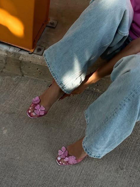 Flower Sandals Outfit, Flower Heels Outfit, Pink Kitten Heels Outfit, Pink Sandals Outfit, Pink Heels Outfit, Sandals Aesthetic, Flower Heels, Heels Aesthetic, Heels Outfits