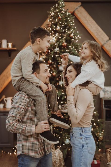 New Year Photoshoot, Christmas Poses, Christmas Family Photoshoot, Family Christmas Outfits, Family Photoshoot Poses, Family Portrait Poses, Holiday Photoshoot, Family Christmas Pictures, Family Photoshoot Outfits