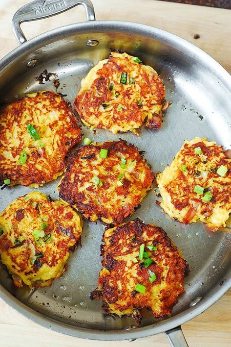 Bacon spaghetti squash fritters, Spaghetti squash cakes Bacon Spaghetti Squash, Spaghetti Squash Fritters, Bacon Spaghetti, Squash Cakes, Squash Fritters, Tarte Vegan, Courge Spaghetti, Spaghetti Squash Recipes, 21 Day Fix Meals