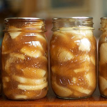 10 Canning Recipes From The Amish - Self Sufficient Projects Spiced Apple Pie, Pickled Pears, Food In Jars, Apple Pie Filling Recipes, Canned Pears, Canned Apple Pie Filling, Canning Ideas, Canned Apples, Apple Pie Filling