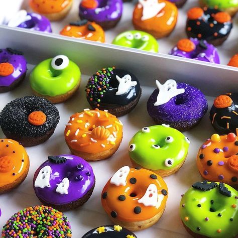 ✦ Mini Donas con estilo Halloweeen 🍩 👻 💙 💜 🖤 ® Imagen vía ➜ @nanasprinklesbakeshop #ecumple #donuts #halloween #donas Donut Decorating Ideas, Halloween First Birthday, Postres Halloween, Halloween Box, Halloween Donuts, Halloween Cookies Decorated, Halloween Food Treats, Gingerbread Decorations, Halloween Eyeballs