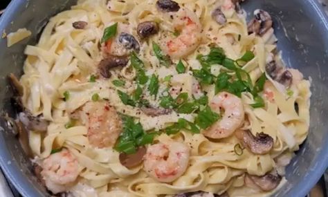 Carrabba's Fettuccine Weesie Recipe Pasta Weesie, Fettuccine Pasta, Copycat Recipes, Main Dish, Soul Food, Pasta Dishes, Seafood Recipes, Ingredients Recipes, Pasta Recipes