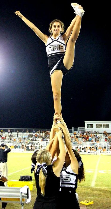 Heel stretch :) Cheerleader Stunts, Cool Cheer Stunts, Cheerleading Stunts, Cheerleading Workouts, Pep Club, The Cheerleaders, Cheer Team Pictures, Cheer Photography, High School Cheerleading